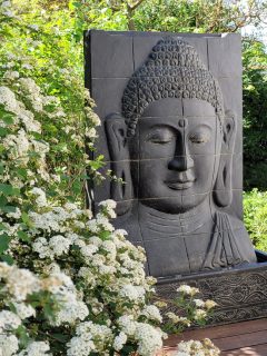 Buddha Reliefbrunnen auf der Terrasse