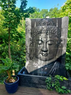 Buddha Reliefbrunnen auf der Terrasse